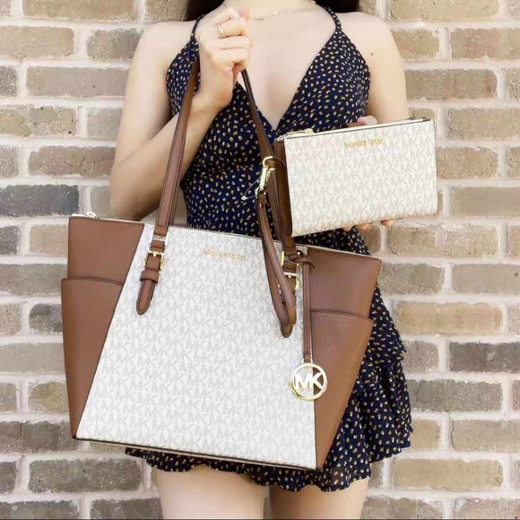 BUNDLE💕Michael Kors Tote Vanilla MK & Wristlet - Picture 1 of 8